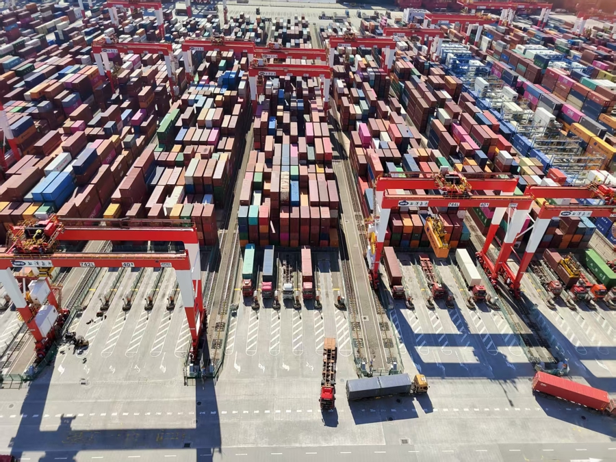 洋山港吞吐量立异高，，，上海港稳居全球第一彰显外贸“硬实力”