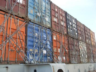 22层楼高的海运集装箱船风浪中屹立不倒是什么原因？